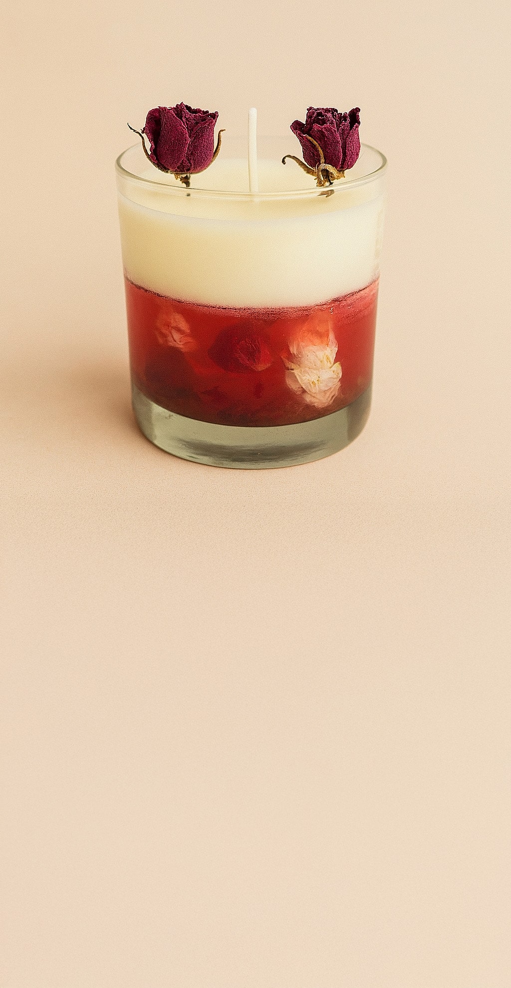 Vela de masaje con cera tibia de soya derritiéndose sobre la mano. Cursos de Velas Artesanales en Bogotá - Iluminate Studio