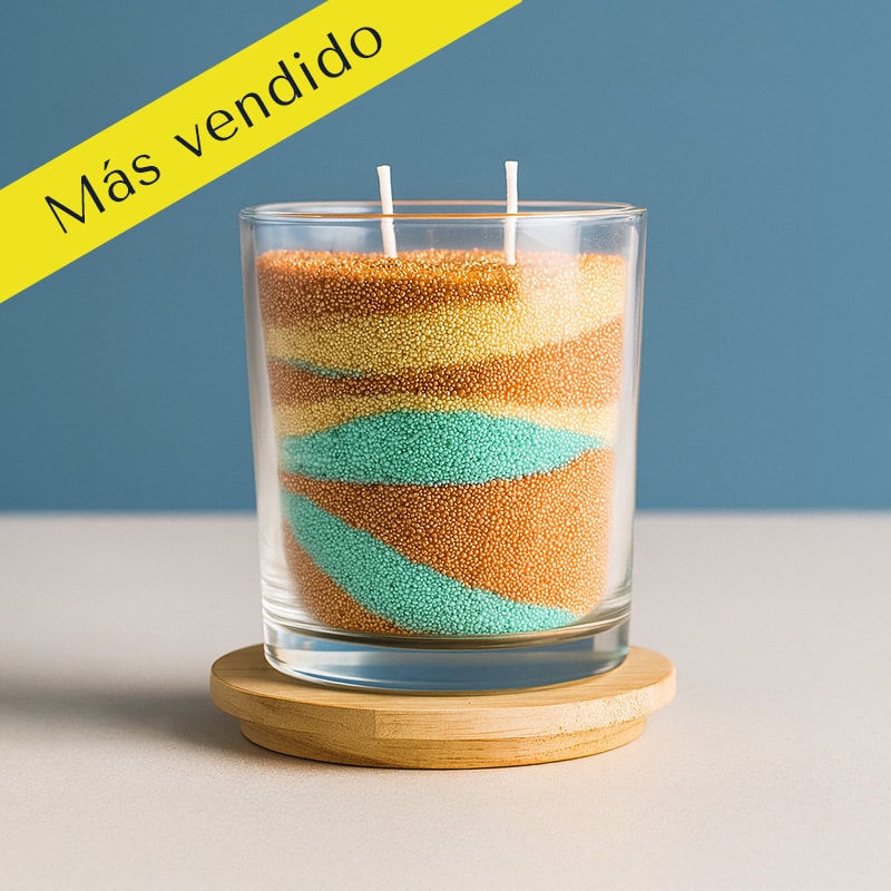 Vela de masaje con cera tibia de soya derritiéndose sobre la mano. Cursos de Velas Artesanales en Bogotá - Iluminate Studio
